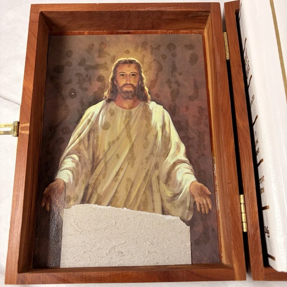 Vintage 1976‎ Memorial Protestant Edition Holy Bible In Cedar Wood Box USA Read
